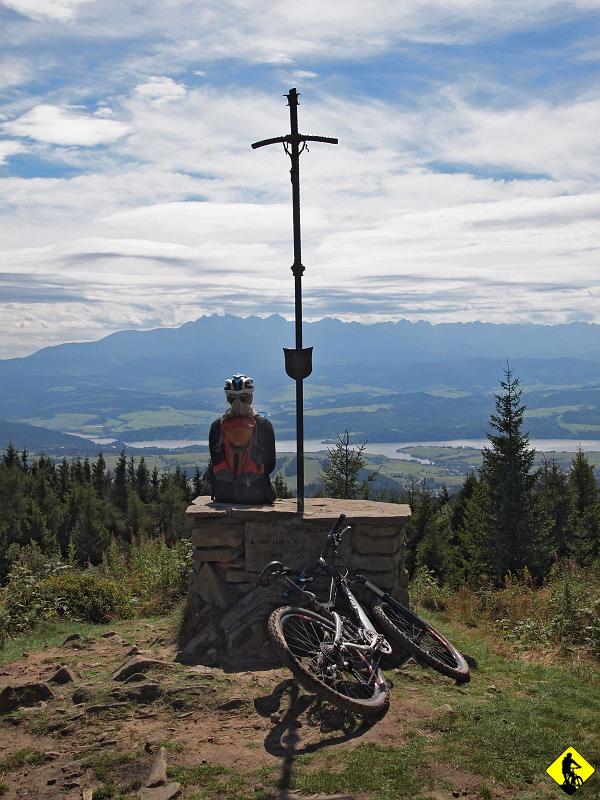 6.jpg - Jestem tu trzeci raz w tym roku!- mówi Aga. Cóż ja tylko drugi :) Trzeba przyznać, że pomimo absolutnie beznadziejnej pogody, wykręciłem sporo kilometrów. Tym razem mamy dość fajny widok na Tatry. Czas pomyśleć o zdobyciu Rys (tam rowerem się już nie da wjechać:( ).