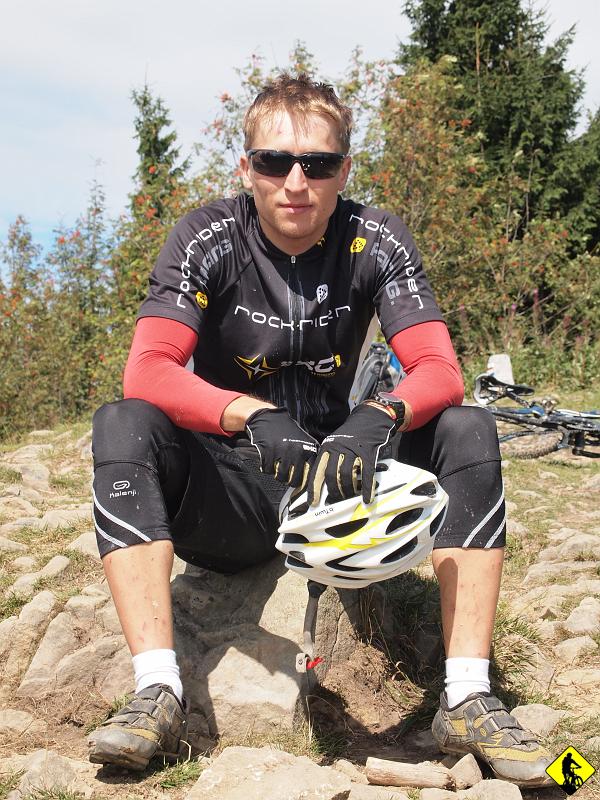 7.jpg - Zastanawiam się na ile jeszcze pozwoli pogoda i moja motywacja, która czołga się gdzieś na poziomie kostek (przyjrzyj się gościowi na zdjęciu dokładnie, bo i Ciebie to może kiedyś spotkać). Najgorsze jest to, że na TC zgubiłem okulary, których już nie produkują i muszę się bujać z przytartymi B’twinami :/