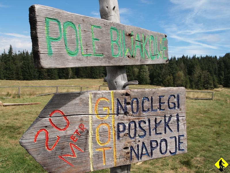 8.JPG - Jedno cieszy, mianowicie otwarte pole biwakowe. Zamawiamy dwa zestawy naleśników. Mimo, że są tylko z dżemem, to wchodzą jak złoto! Podziwiam osoby, które są w stanie wysiedzieć w takich miejscach przez parę tygodni. Prawdziwi ludzie gór. Szacuneczek!Czas się zbierać do zjazdu. Muszę jednakże nadmienić szanowni Państwo, że trasa z Lubania do Krościeńka została częściowo zniszczona przez prace wycinkowe! Dramat, nie wiem czy za kilka lat będzie jeszcze miejsce, gdzie będzie można sobie fajnie pojeździć bez wpadania w kilkudziesięciu centymetrowe koleiny!