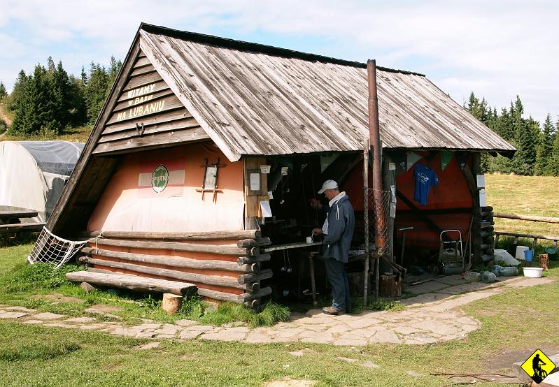 9.jpg - Zjazd mija przyjemnie i szybko, choć chyba trochę się do niego już przyzwyczaiłem. Nie wywołuje we mnie już takich emocji jak kiedyś. Aga za to ląduje w Krościenku z ogromnym bananem na twarzy. Zrobiła wreszcie trasę, o której mówiła od momentu, gdy się poddała na Studzionkach dwa lata temu. Jej poziom motywacji ciągnął mnie przez cały dzisiejszy dzień. Gdyby nie ona, to na pewno nie chciałoby mi się tu dymać tyle kilometrów:) A Teraz wam napiszę, że jeszcze wróciliśmy rowerami do NT  i licznik pokazał mi 80km! Ciężko się jedzie po tak ruchliwej ( w większości bez pobocza) drodze 30km, ale lody na rynku rekompensują ten trud! POZDRO!