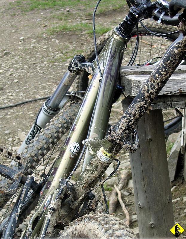 IMG_0259.jpg - By wreszcie do niego dotrzeć. Zamawiamy Devolay drobiowy, który chyba nie jest z pierwszego wcielenia tego kurczaka… niesmak pozostaje. Pani spytała -Smakowało? Zjedzone? Zjedzone –Odpowiedziałem. :) Po małej naradzie i analizie morale Małego, decydujemy, że wracamy do Andrychowa zielonym.