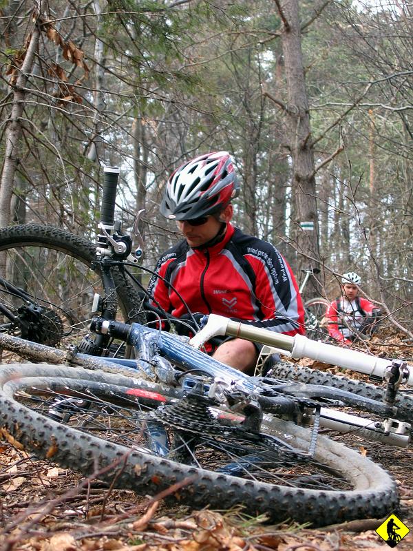 IMG_0267.jpg - Bartek sprawdza oponę, bo wydaje mu się, że coś gdzieś ucieka :) Jeszcze przed rozwidleniem zielonego z niebieskim gubimy Dżonego i Grzegorza. Czekamy, czekamy i…