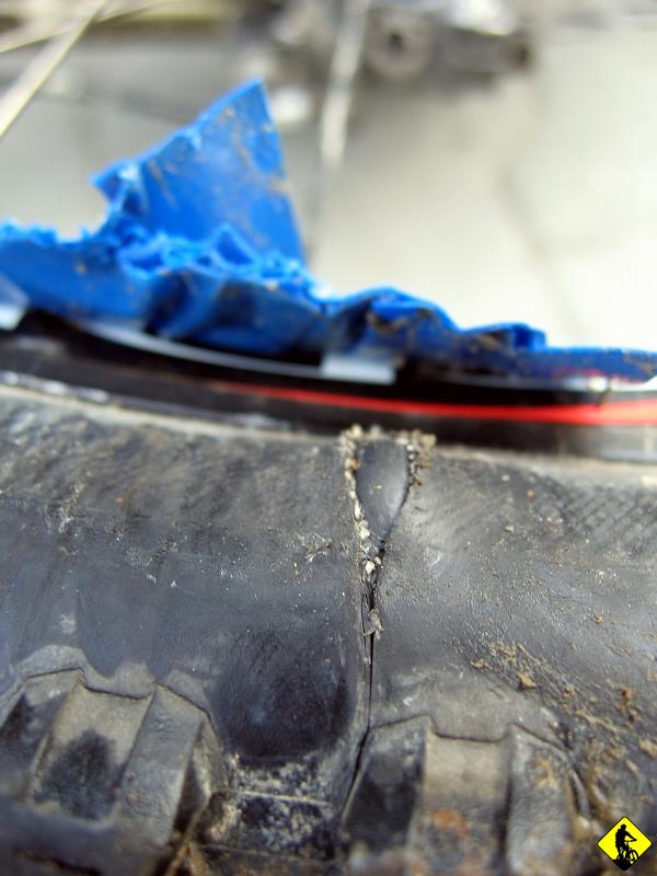 IMG_0286.jpg - Dobrze, że mamy w ekipie tak dobrze wyposażonych specjalistów, bo pewnie musielibyśmy tam (w miejscu kapcia) zakończyć naszą przygodę.