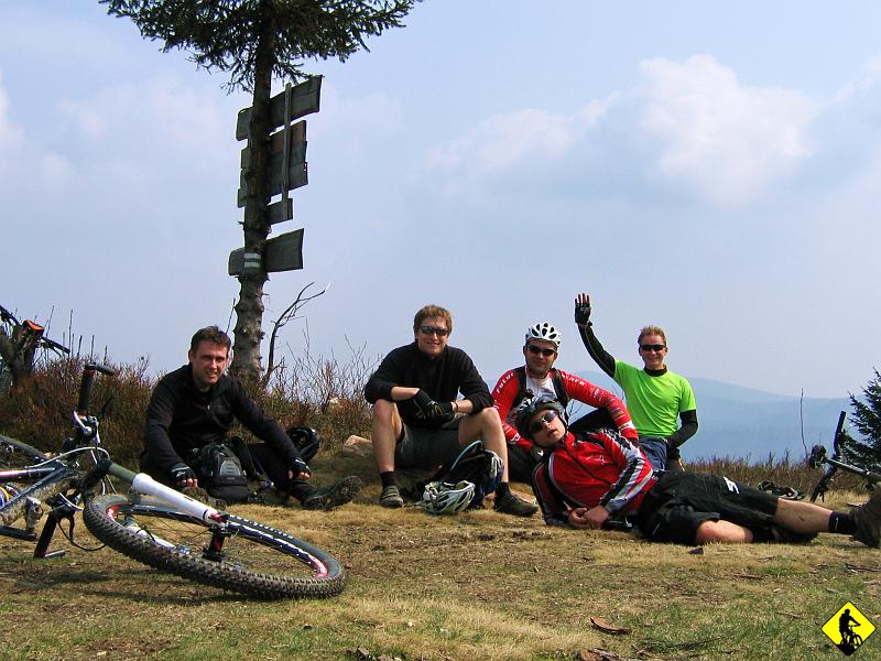 wszyscy.jpg - Wreszcie wiosna pełną gębą. Jeden z pierwszych cieplejszych dni. My ciśniemy z mniejszymi i większymi przerwami w kierunku schroniska.
