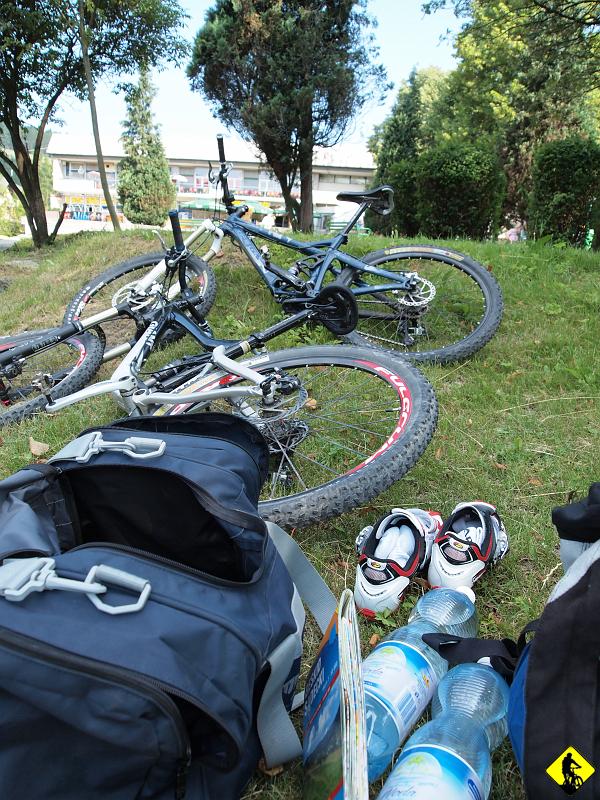 1.jpg - Witamy w Krynicy. Jedna z najpopularniejszych zdrojowych miejscowości w PL. Klasycznych tras część dalsza. Tym razem Sądecki. Pogoda o bezchmurne niebo lepsza niż poprzednio, gdy byłem tu z Jurasem. Zostawiamy bolid w Centrum i uderzamy w kierunku kolei gondolowej. Tam czekała na nas promocja – rowerzyści 10zł (osoba + rower).