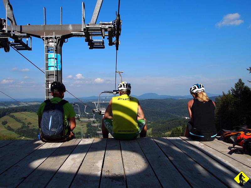 14.jpg - Stacja narciarska Słotwiny i ostatnia przerwa na podziwianie widoków. Zostaje już tylko Przełęcz Krzyżowa i dziki pocisk do samego centrum Krynicy. Ten zjazd na długo zapadnie mi głowie. Szeroka ścieżka przeplatana wąskimi częściami, wpadająca w gęste krzaki, by wreszcie wyprowadzić Cię na osiedle przy pijalni zarośniętym singlem.