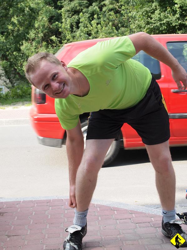 2.jpg - Dżony zawsze przez jazdą się rozciąga. Mógłby być przykładem dla wielu z was :) Zna po klikanaćsie ćwiczeń na każdą grupę mm. Profesjonalne podejście to podstawa, nawet w rekreacyjnej turystyce.