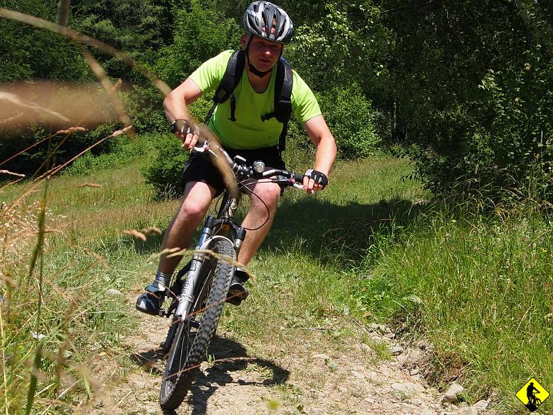 7.jpg - Z Przełęczy Bukowina kierujemy się żółtym zjazdowym (przynajmniej w naszym kierunku :) szlakiem do drugiej miejscowości zdrojowej. Widoki są wręcz przygniatające. Rzadko kiedy zatrzymuję się na zjazdach, by podziwiać piękne panoramy...