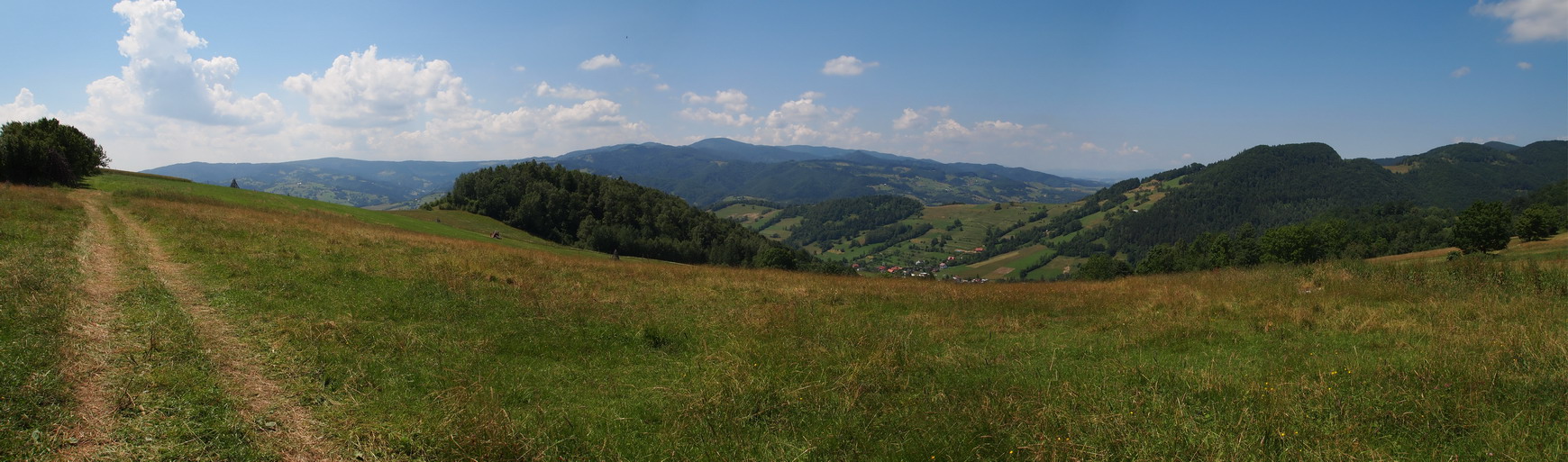 7a.jpg - Widok na Pasmo Radziejowej i Radziejową samą w sobie.