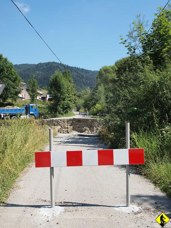 8.jpg - Z Piwnicznej musimy przebujać się asfaltem do wyciągu na Wierchomlę. Jest to ok. 13km.Pozwala nam to uzmysłowić jak ogromne straty powstały po tegorocznych powodziach…