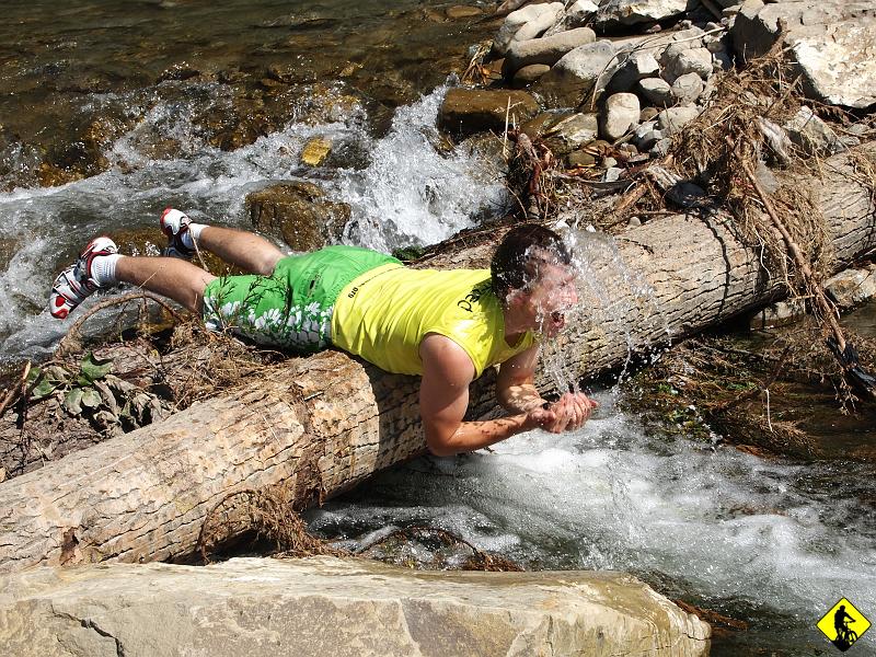 9.jpg - Żar leje się z nieba. „U góry” nie było tego tak czuć. Las i wysokość robią swoje. Dzięki wyciągom oszczędzamy blisko 770m w pionie! To tyle ile było przewyższeń na maratonie w Krakowie, dystans mega (edycja ESKI).