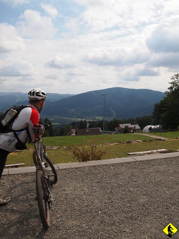 12.jpg - Na Równicy spotykamy miłego turystę z Podlaskiego. Rozpoznaliśmy go po tym, że nosił skarpety z sandałami i po… tablicy rejestracyjnej samochodu… oraz tym, że nam to powiedział :) Na koniec pozostaje zjechać czerownym do Ustronia. Fajny zjazd, tylko szkoda, że tak dużo razy poprzecinany asfaltem.