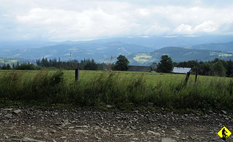 4.jpg - Chmury dość szybko się podnoszą i odsłaniają nam trochę piękna. Chwila przerwy na zjedzenie czegoś słodkiego :) i zrobienie kilku zdjęć :) Staramy się ograniczyć przerwy do minimum. W końcu pasuje potraktować ten wypad przedstartowo :) Na Czantorii i Stożku nawet się nie zatrzymujemy. Nawet nikogo tam nie ma. Nie pogoda na wycieczki w górach.