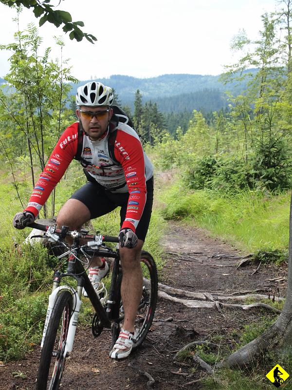 5.jpg - Przez Kiczorę do Przełęczy Kubalonka wiedzie bardzo fajny odcinek: kamienisto –korzeniowy przekładaniec. Dość trudny technicznie, zwłaszcza, gdy jest mokro tak jak dzisiaj. Piotrek na swoim sztywnym Poisonie toczy niesamowitą walkę o przetrwanie. Tylne koło rzadko kiedy na dłużej trzyma trakcję na kamienistych sekcjach. Uroki maratońskiego roweru :) Szacun!