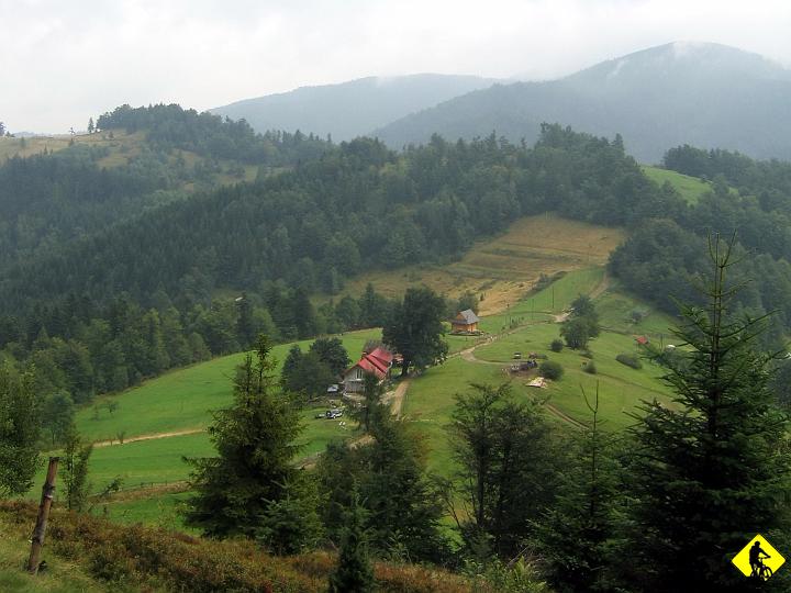 IMG_2397.jpg - Przełęcz Przysłop przed wami. Za przełęczą zaczyna się podjazd/podejście na Przechybę. Wybieram rowerowy szlak nieznakowany, gdzie poprzednie wietrzne dni powaliły sporo drzew. Pchanie.