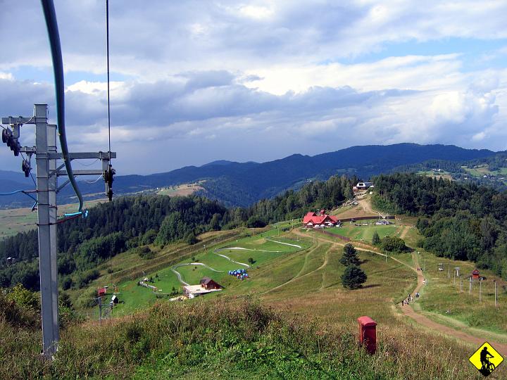 IMG_2445.jpg - Odcinek Z Wysokiej równie energetyczny jak z Przechyby na Obidzę. Spojrzenie na masakratorów na letnim torze bobslejowym :) Podobno najlepsi nie hamują :) hah