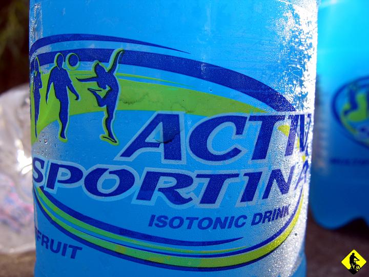 IMG_2459.jpg - Ostro, szybko i bardzo krótko. Tyle co mogę napisać o nim. W Szczawnicy odkrywam Izotonik za 1,6 zl za 500ml ! No LuuuuZ. Kupiłem 3, a co!? Zaszaleję! Przecież muszę jeszcze wrócić na wyro ponad 10km zasraną drogą Szczawnica - Nowy Targ. Trasa bardzo intensywna (widoki, jazda), aczkolwiek końcówkę trzeba zmienić i zjechać gdzieś indziej (czytaj dłużej w dół, bo praktycznie nie zapamiętałem nic z Palenicy oprócz hamowania). KonieC