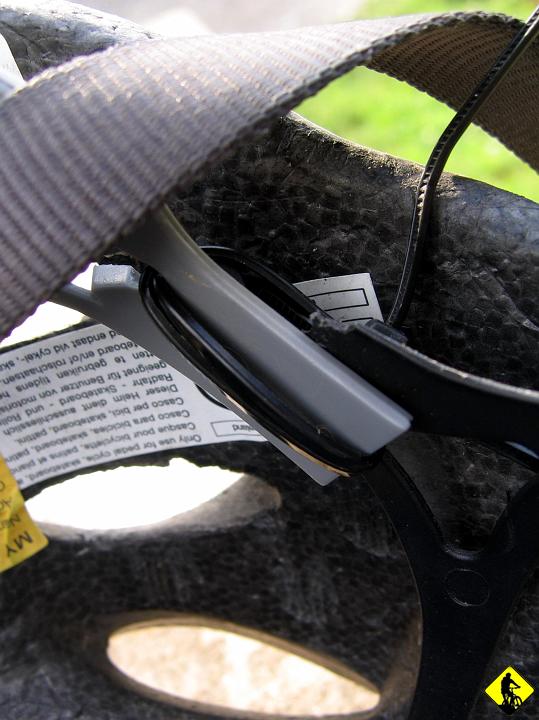 IMG_2462.jpg - Na Przechybę docieram 10min przed zaplanowanym czasem. Plan szlak trafił, gdy czekałem na słynne, kultowe i niezastąpione naleśniki 35min! Perwszy raz zwątpiłem, czy się uda zrobić trasę. Dodatkowo Przy zakładaniu kasku pękły obejmy ściskające głowę. Nic tylko go już wyrzucić. Serwis 2ma zipami (obowązkowo w plecaku!).