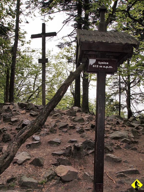 3.jpg - Po dłuższej chwili zdobywamy Łysicę. Kiedyś czytałem, że ktoś zdobył szczyt w większości z siodełka… jasne :) Muszę przyznać, że dużo śmieci leżało po drodze. Scyzoryki nie szanują przyrody…