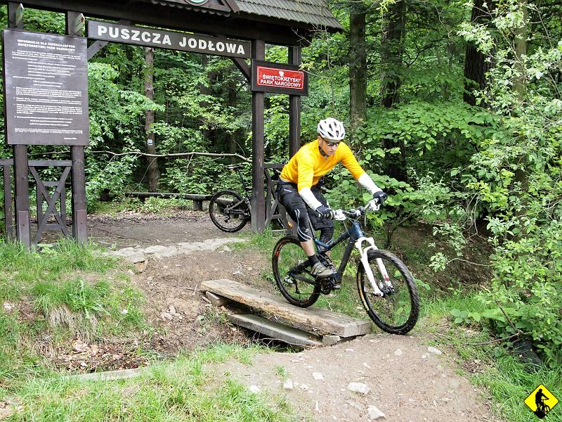 5.jpg - Zjazd z przełęczy bardzo fajny. Teraz też już jestem mokry :) Zaczynamy powoli wjeżdżać na Łysą Górę