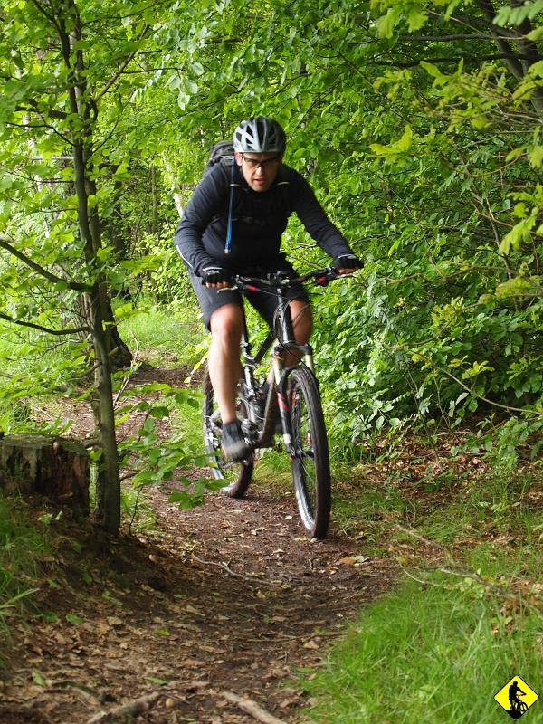 7.jpg - Grzegorz stara się zrozumieć działanie tych wszystkich dźwigni, pokręteł i przełączników, które łącznie składają się na rzecz zwaną rowerem górskim :) Kiedyś była tylko rama na kołach i łańcuch :) Dzisiaj, żeby dobrze zrozumieć o co w tym całym ustrojstwie chodzi, trzeba najpierw z nim porozmawiać :)