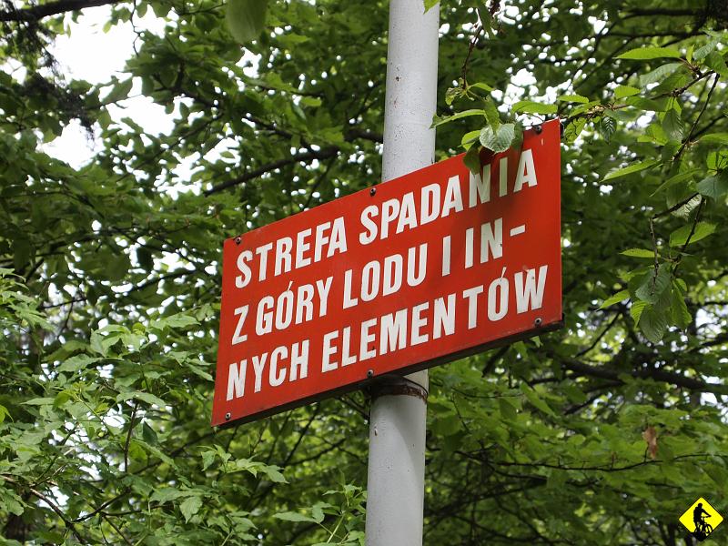 8.JPG - Gdy docieramy na Łysą Górę, urzekają nas tłumy wiernych i strefa spadania zwłaszcza innych elementów :)