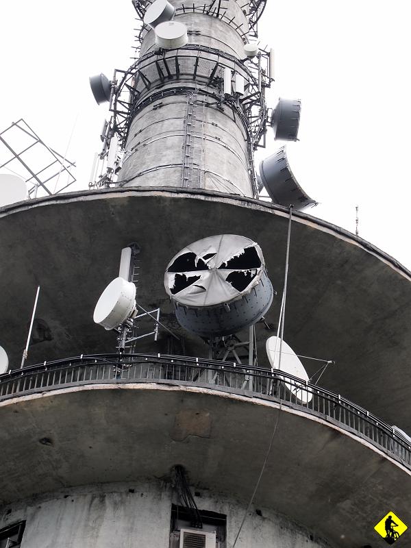 9.jpg - Wnioskujemy, że owe inne elementy mogą pochodzić z rozlatującego się masztu (157m) z 1966r. Dzięki swojemu położeniu masz sieje na ponad 100km! Ha! Można by tu rozbić niezłą  bazę CB :P