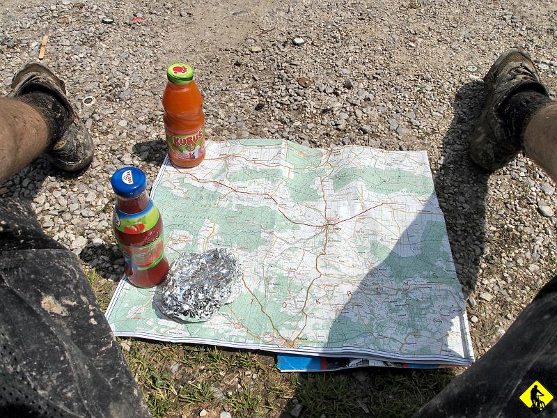 9d.jpg - W Zamkowej Woli udaje nam się kupić wodę i jedzenie. Pierwszy raz mieszam Sok pomidorowy, kubusia, kanapkę z szynką i sałatą oraz delicje. Aktualizuję trasę i wyznaczam nową. Powrót leśnymi szutrami do Daleszyc.