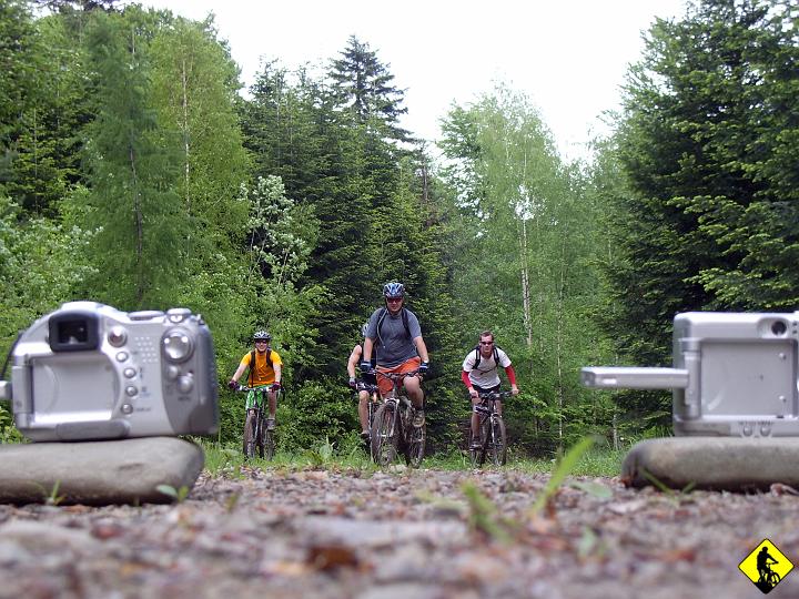 IMGP3569.jpg - Przełęcz Zdżar. Próba zrobienia fajniej foty kończy się fiaskiem. Na moim aparacie Failo nie siedzi na rowerze, na jego Jurka zasłania jakiś liść, a na Jurka (czyli tej) Jurek zasłania Failo :)
