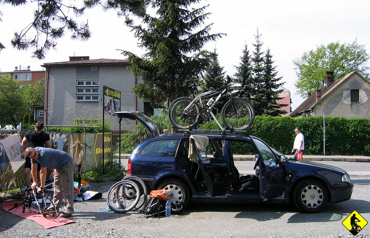 IMG_0902.jpg - Po drodze w Nowym Sączu (gdzie byliśmy już o 0845) czekamy by otworzyli choć jeden poważny sklep (Bikershop od 10tej). W poprzednim gość na moje pytanie: Czy macie środkową tarcze korby na cztery śruby, odpowiedział: Pokaż jak to wygląda... Potem jeszcze było kilka ciekawych scen ze zdejmowaniem korby i jej regeneracją szlifierką kątową, ale ich nie polecam :)