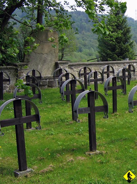 IMG_0917a.jpg - Jeden z wielu bezimiennych cmentarzy wojennych Beskidu Niskiego.