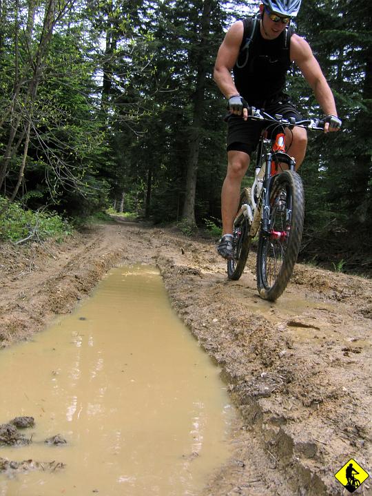 IMG_0951.jpg - ... który wita nas wspomnieniem wczorajszego deszczu. Na co zwróciłem uwagę? Mimo tego, że było mokro, to opony nie tonęły w błocie. hmmm ?