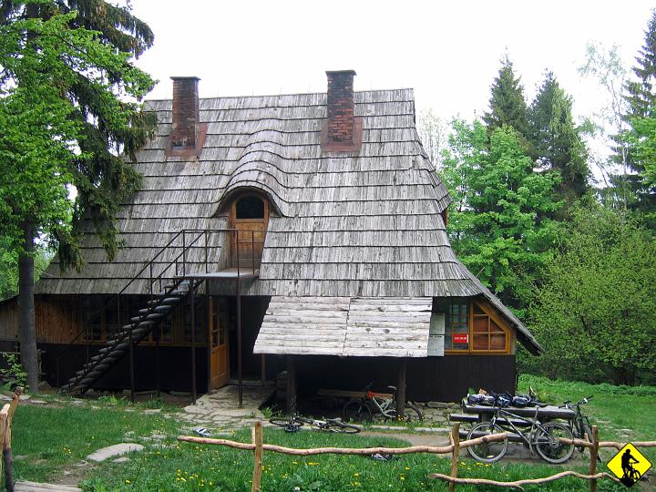 IMG_0970.jpg - Po chwili podjazdu docieramy pod schronisko, gdzie chłopaki stwierdzają, że nikogo w środku nie ma.