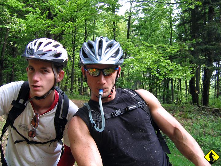 IMG_0982.jpg - Jak to napisać? Gdyby odcinek był troszkę stromszy i troszkę więcej kręcił to by był lepszy od zjazdu z Piwnicznej i Lubania, a tak to jest tylko lub aż, bardzo im bliski. Następne 4 foty nie wymagają podpisów