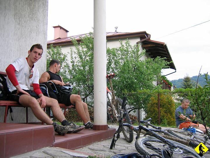 IMG_1020.jpg - Po 60km kończy się przygoda z Wojtkiem, Bartkiem i Jurkiem. Nie opisałem sposobu na Jurka, wiem, ale Jurek jest sposobem samym na siebie. Plotka niesie, że ma być nowym głosem w nawigacjach samochodowych :) PoZdRo i do zobaczenia na ścieżce w niskim!