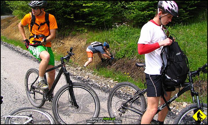 IMG_4131.jpg - Jeden z kilku chwilowych postojów. Jurek atakuje aparatem...