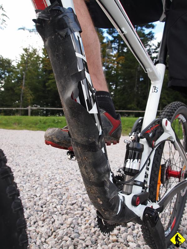 P9143417.jpg - By doglądać mojego wspaniałego zwycięstwa i by głosili potem o mnie legendy, zabieram ze sobą swoją nieustraszoną świtę! Wojciecha i Agę. Wojtek z kolei zabiera testowego Gianta na rok 2010!. Biedny rower, cały w gumie – ale widać Wojtek dobrze wie, że zabezpieczenie to podstawa w tych rozwiązłych czasach…