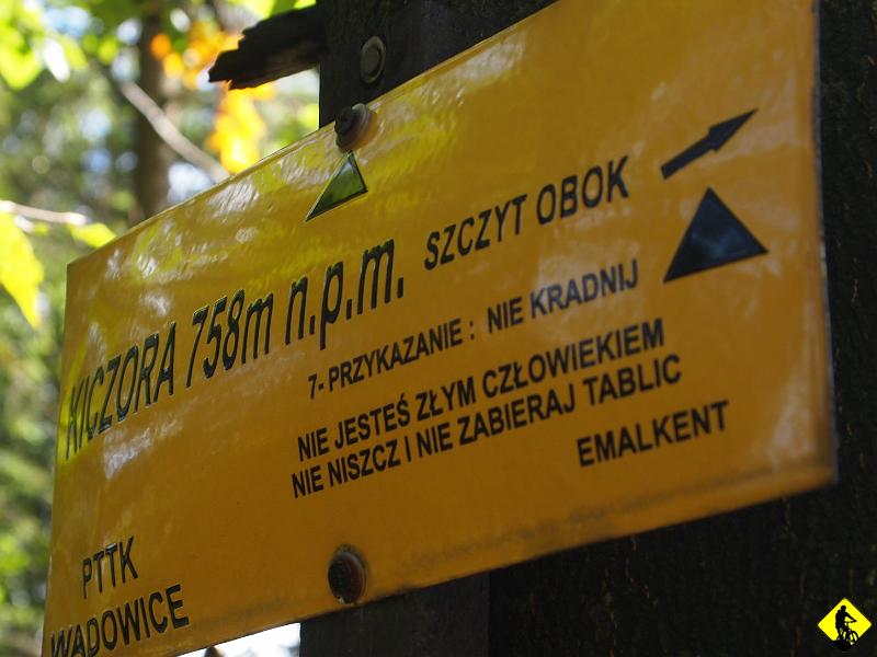 P9143423a.jpg - Trasa oklepana jak tyłek prostytutki, ale co zrobić. Dzień już krótki i pomysłów mało. Tyle się tego już zjeździło. Jak to dużo istotnych informacji można umieścić na małej emaliowanej tabliczce :)