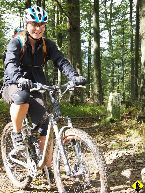 P9143436.jpg - Oto i drugi świadek. Jej przynajmniej nie musiałem zapłacić, by wyszło na to, że jeszcze mam znajomych :) Jedziemy w kierunku Leskowca czerwonym szlakiem z parkingu na przełęczy.