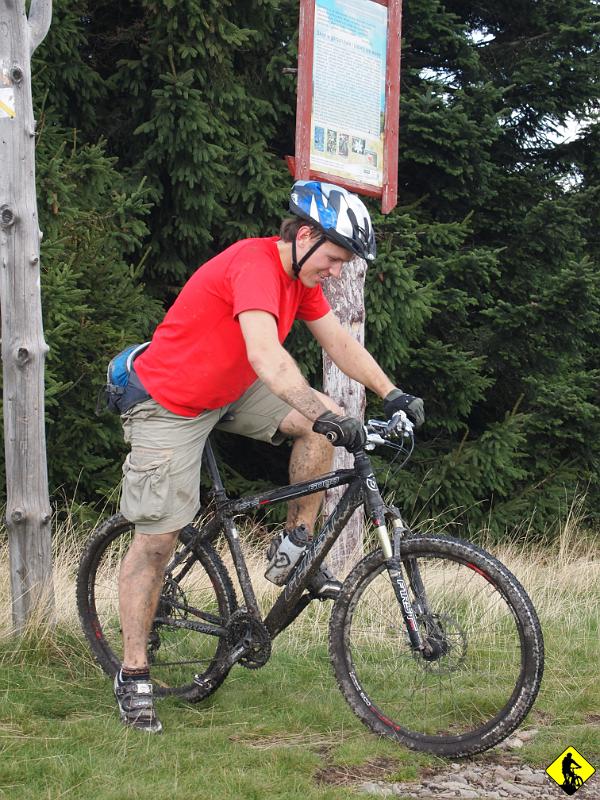 P9143469.jpg - Czyżby podpórka prawą dłonią? Rafał dopiero oswaja się z butami zatrzaskowymi :) Każdy na początku musi zaliczyć jakąś żenującą glebę przy zerowej prędkości. Mojej szanownej osobie przytrafiła się takowa na światłach pod kinem Kijów :)