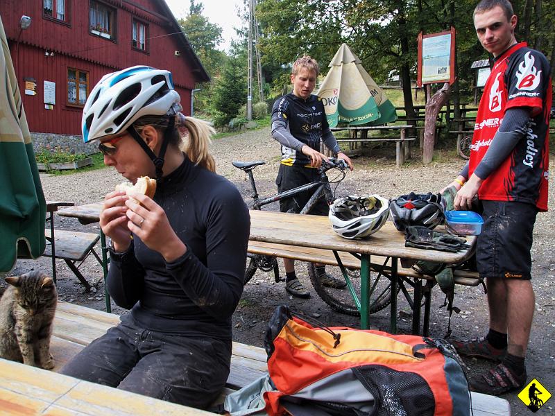 P9143477.jpg - Ze szczytu Leskowca szybko uciekamy, gdyż jest opanowany przez hordy małych biegających i wrzeszczących dzieci. Siadamy pod schroniskiem. Aga udowadnia małemu dachowcowi, że jeszcze nie musi jeść :) Rafał wspomina coś, że mało kilometrów mamy, a minęły już ze 3 godziny :) spokojnie…