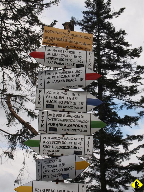 P9143514.jpg - Na rozstaju pod Mladą Horą (?) odbijamy na zielony szlak, którym jeszcze żadne z nas nie jechało. Nawet Obieżyświat „bikeboard” Wojtek. Z mapy trasa wygląda dość przystępnie. Jedziemy.