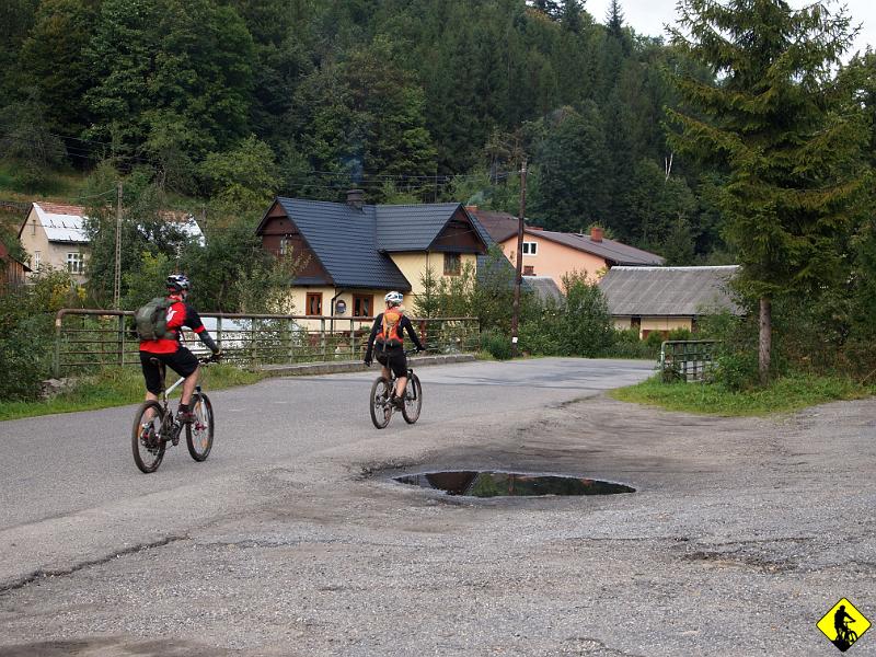 P9143529.JPG - Zielony kończy się ostrym zjazdem do Kocierzy. Nie spotkałem jeszcze rowerzysty, który lubi jak traci się w tak brutalny sposób zyskane metry. Z takich zjazdów przyjemność jest niewielka. Jeśli w ogóle można mówić o przyjemności… Wybieramy powrót (podjazd) na przełęcz przez Solisko. Z mapy wyraźnie widać, że jest krótszy, a co za tym idzie stromy.
