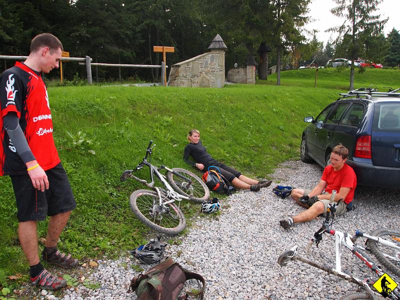 P9143532.jpg - Tu dopełnia się moje zwycięstwo. Rafał pada opierając swoje poległe ciało o Octavia’na :) Ja stoję dumnie i uwieczniam tą chwilę :) Kopia tego zdjęcia wisi u mnie w pokoju zaraz obok zdjęć z TransCarpatii :)