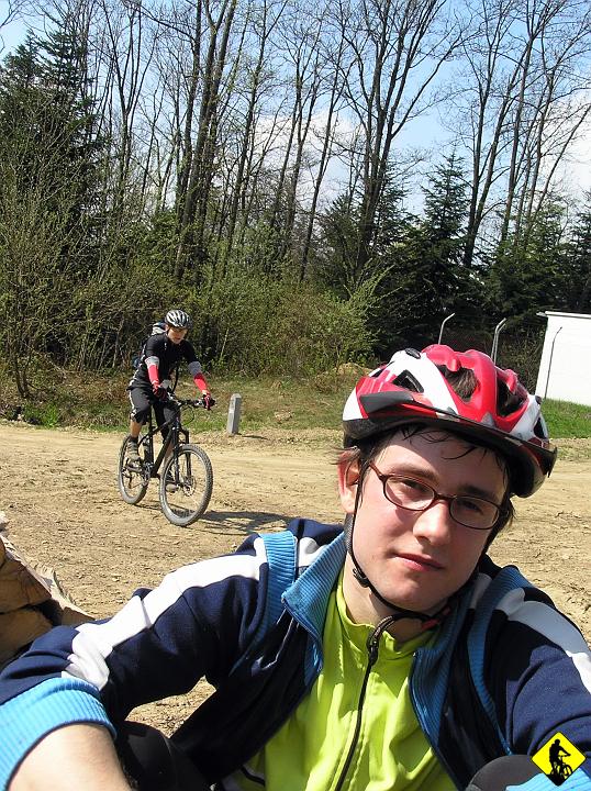 P5010205.jpg - Skoro już tam dotarliśmy to przedstawię "nowego chłopca w mieście". Robert, 24, hetero :) i ma rower za "piątkę" :) Kiedyś jeździł w DH, ale po spotkaniu z Kostuchą w ciemnym tunelu ze światełkiem tylko z jednej strony, zdecydował się odpuścić :) Narazie gościnnie, ale może jak go nie zanudzimy, to pojawi się jeszcze kilka razy.