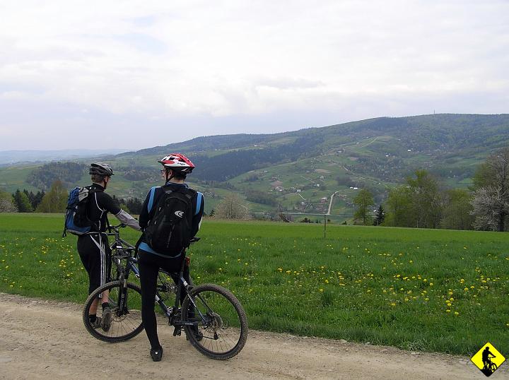 P5010222.jpg - Widok na Maślaną i obowiązkowe zdjęcie starej studni (następna fota).