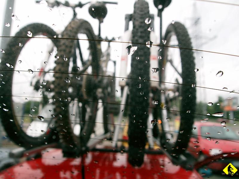 1.jpg - Przyjazd przyjaciela z miasta krzyża – Warszawy, był zaplanowany dużo wcześniej i niestety pogoda nie była dla nas łaskawa. Był jeden plus: dzisiaj miało już nie padać (a padało połowę nocy. Ruszamy w dość mocnym składzie : Prezes (Ja), Dżony boy, Tomek (owy krzyżowiec) i Nowy chłopiec w mieście – Wojtek.