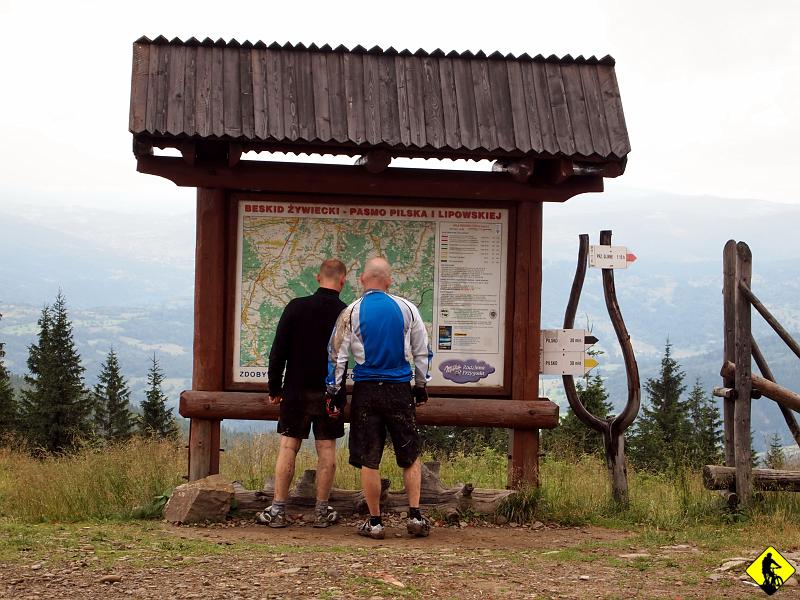 11.jpg - Docieramy Pod Schronisko na Miziowej. Zamawiamy Kurczaka z pieczonymi ziemniaczkami, mniam mniam. Wojtek się wyłamuje na naleśniki… i czeka 20 min dłużej niż my :) Na zdjęciu widoczny znak na Przełęcz Glinne. Ile bym dał by go znać jadąc dwa tygodnie później na TransCarpatii (ominąłbym go szerokim łukiem, ale o tym w relacji z TC) Oddałbym cały obiad pierwszemu napotkanemu turyście!
