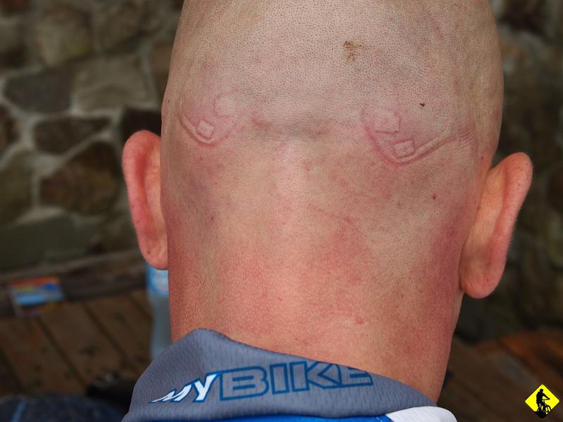 12.JPG - Na Miziowej Tomkowi ktoś zgasił światło. Mówi, że noga kompletnie nie daje. Najgorsze jest to, że jeszcze kawał drogi do samochodu! Trzy Kopce, Rysianka, Lipowska….. No tak to się kończy jak się kręci po Warszawie tylko na blacie :) W tamtym roku mówił, że jeszcze nigdy nie zrzucił na najmniejszą tarczę z przodu :) heh dobre co nie?