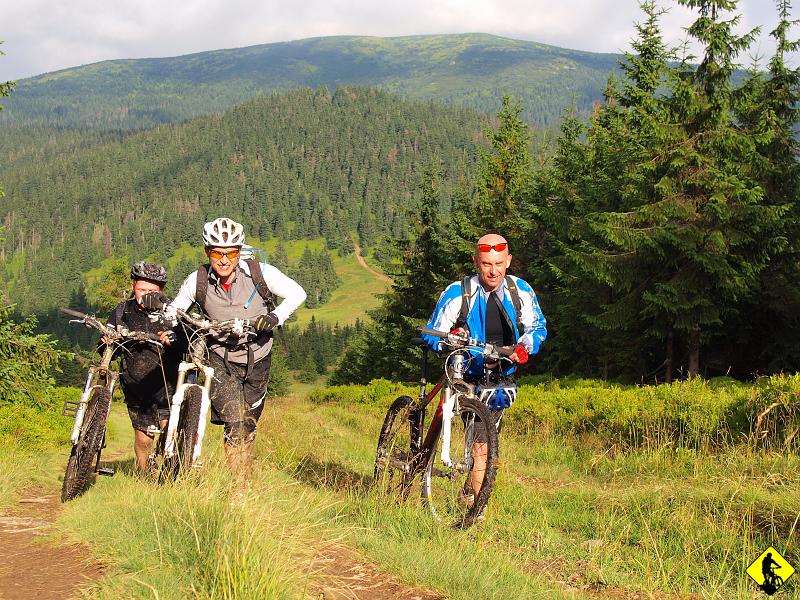 13.jpg - Widok na wspomnianą Halę Cudzichową i Przełęcz. Bajeczne miejsce! W górze w tyłu Pilsko. Każdy pcha swój krzyż :)